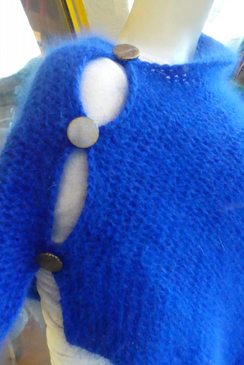 poncho angora 3 boutons douceur plus bleu roy 2