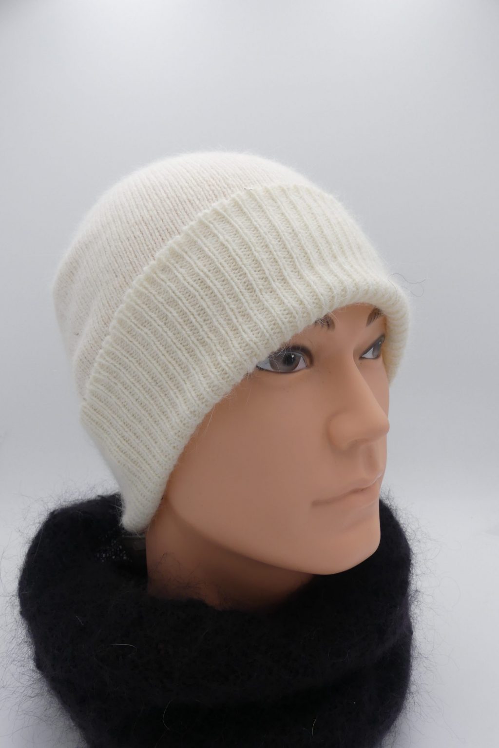 bonnet basique en laine angora écru 2