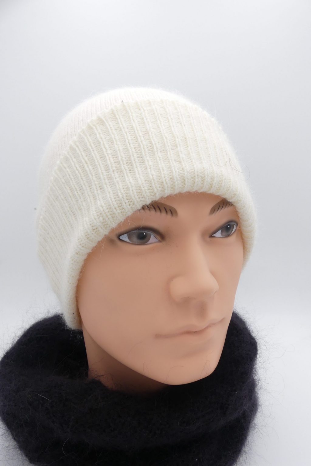 bonnet basique en laine angora écru