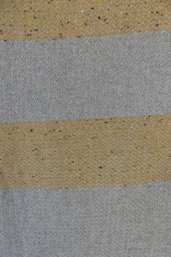 plaid tissé en laine de bizet jaune détails 2