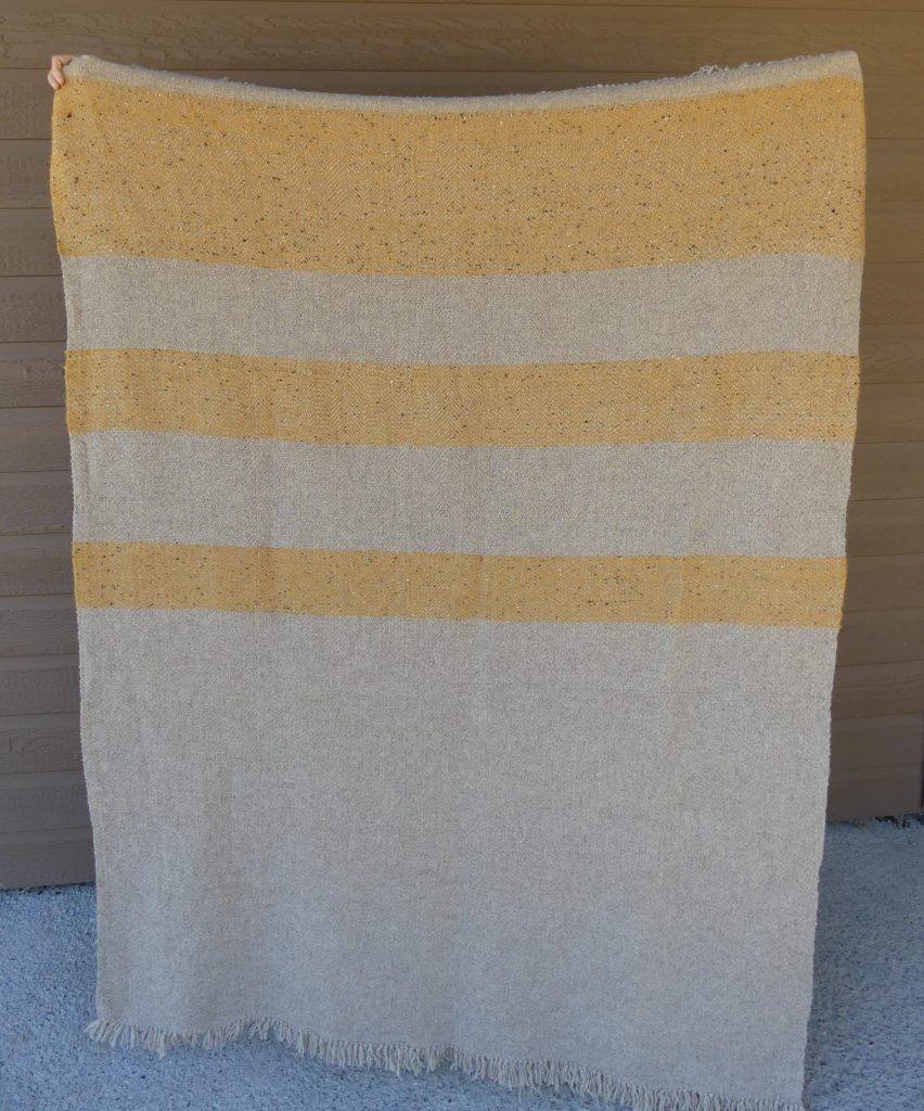 plaid tissé en laine de bizet jaune ouvert
