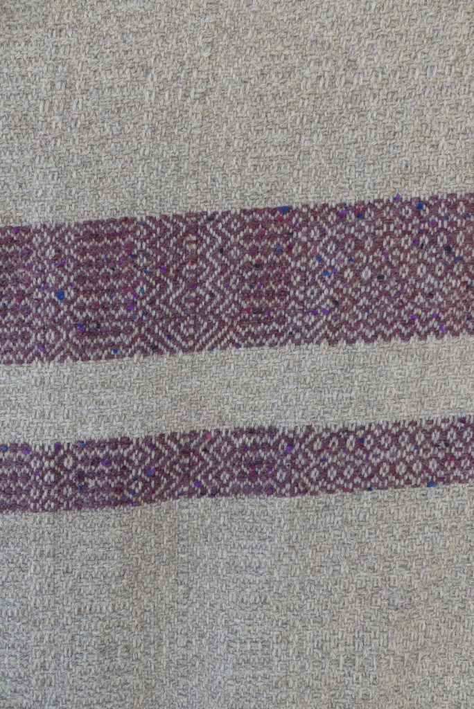 plaid tissé en laine de bizet violet détails 1