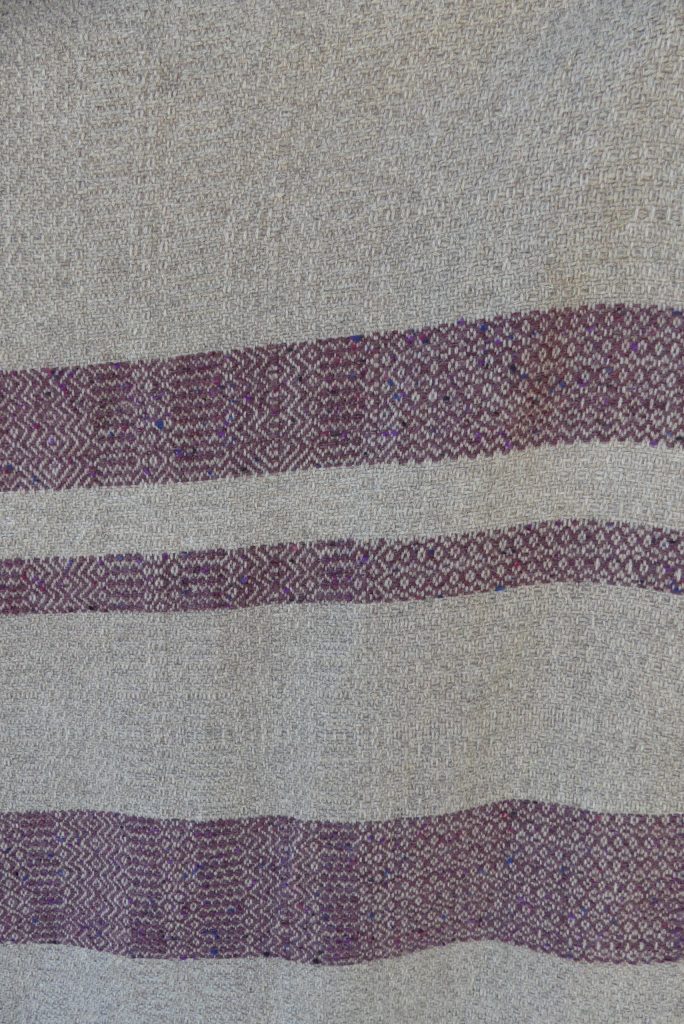 plaid tissé en laine de bizet violet détails 2