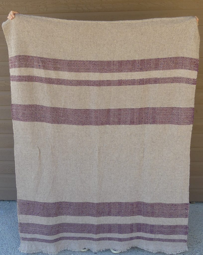 plaid tissé en laine de bizet violet ouvert